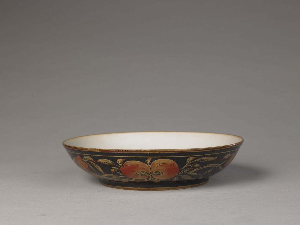 图片[1]-Imitation black lacquer painted with gold intertwined flower and fruit pattern plate-China Archive